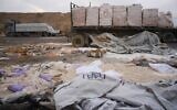 Des camions endommagés transportant de l’aide humanitaire destinée aux Palestiniens de Gaza sont stationnés près de la frontière avec la bande de Gaza, à proximité du point de passage de Kissufim, dans le sud d’Israël, le 13 août 2025. (Crédit : Ariel Schalit/AP)