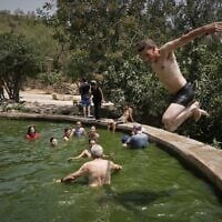 Une journée de canicule, à la source d'Ein Lavan, à la périphérie de Jérusalem, le 13 août 2025. (Crédit : Mahmoud Illean/AP)