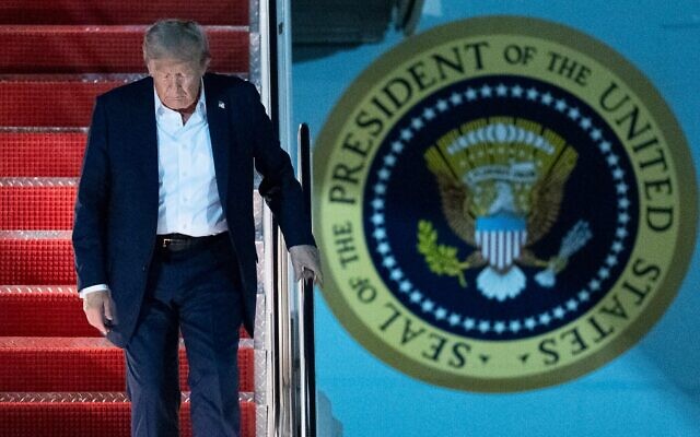 Le président américain Donald Trump débarque d'Air Force One à son arrivée à la base militaire d'Andrews, dans le Maryland, le 16 août 2025, après un sommet avec le président russe Vladimir Poutine à Anchorage, en Alaska. (Crédit : AP Photo/Manuel Balce Ceneta)