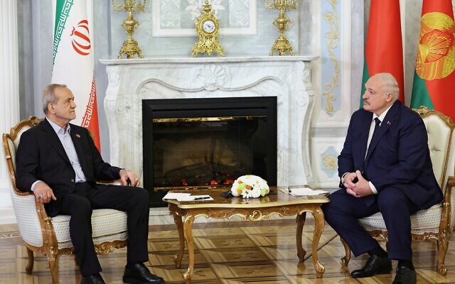 Sur cette photo publiée par le service de presse présidentiel biélorusse, le président biélorusse Alexandre Loukachenko, à droite, et le président iranien Masoud Pezeshkian s'entretiennent lors de leur rencontre à Minsk, en Biélorussie, le 20 août 2025. (Crédit : Service de presse présidentiel biélorusse via AP)