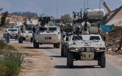 Photo d'illustration : Des Casques bleus français patrouillant la frontière libano-israélienne, dans le village de Houla, au sud du Liban, le 20 août 2025. (Crédit : Hussein Malla/AP) Photo d'illustration : Des Casques bleus français patrouillant la frontière libano-israélienne, dans le village de Houla, au sud du Liban, le 20 août 2025. (Crédit : Hussein Malla/AP)