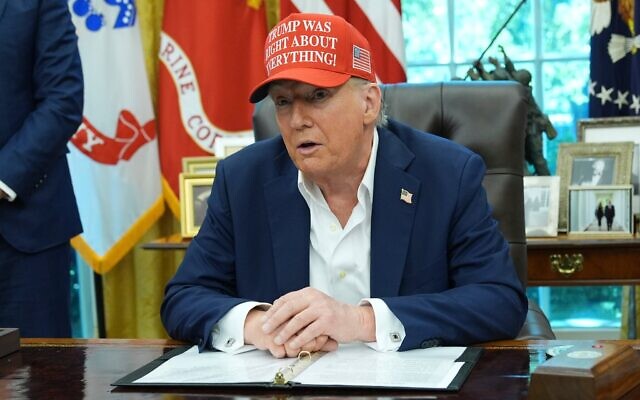 Le président américain Trump s'exprimant dans le Bureau ovale, à la Maison Blanche, à Washington, le 22 août 2025. (Crédit : Jacquelyn Martin/AP) Le président américain Trump s'exprimant dans le Bureau ovale, à la Maison Blanche, à Washington, le 22 août 2025. (Crédit : Jacquelyn Martin/AP)