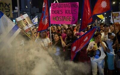 Des manifestants demandent la fin de la guerre et la libération immédiate des otages détenus par le Hamas dans la bande de Gaza, à Tel Aviv, le 23 août 2025. (Crédit : AP Photo/Ohad Zwigenberg) Des manifestants demandent la fin de la guerre et la libération immédiate des otages détenus par le Hamas dans la bande de Gaza, à Tel Aviv, le 23 août 2025. (Crédit : AP Photo/Ohad Zwigenberg)