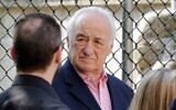 L'acteur Jerry Adler arrive aux funérailles de James Gandolfini, star des « Sopranos », en la cathédrale Saint-Jean le Divin de New York, le 27 juin 2013. (Crédit : AP Photo/Richard Drew)