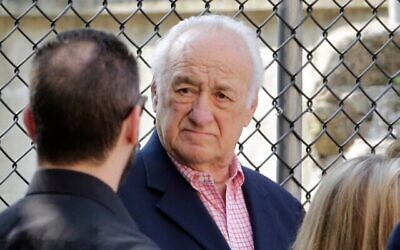 L'acteur Jerry Adler arrive aux funérailles de James Gandolfini, star des « Sopranos », en la cathédrale Saint-Jean le Divin de New York, le 27 juin 2013. (Crédit : AP Photo/Richard Drew)