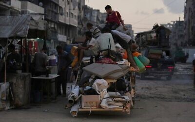 Des Gazaouis déplacés fuyant Jabaliya avec leurs biens, dans une rue de Gaza-City, le 26 août 2025. (Crédit : Jehad Alshrafi/AP)