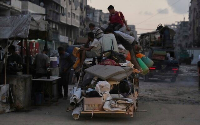 Des Gazaouis déplacés fuyant Jabaliya avec leurs biens, dans une rue de Gaza-City, le 26 août 2025. (Crédit : Jehad Alshrafi/AP) Des Gazaouis déplacés fuyant Jabaliya avec leurs biens, dans une rue de Gaza-City, le 26 août 2025. (Crédit : Jehad Alshrafi/AP)