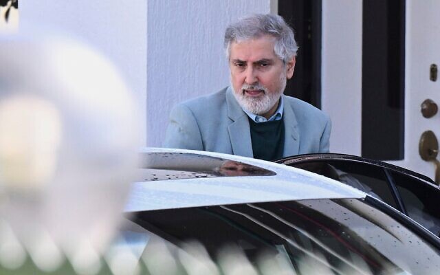L'ambassadeur iranien en Australie, Ahmad Sadeghi, quitte l'ambassade de la République islamique d'Iran à Canberra, en Australie, le 27 août 2025. (Crédit : Lukas Coch/AAP Image via AP) L'ambassadeur iranien en Australie, Ahmad Sadeghi, quitte l'ambassade de la République islamique d'Iran à Canberra, en Australie, le 27 août 2025. (Crédit : Lukas Coch/AAP Image via AP)