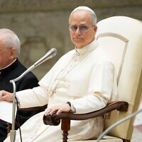 Le pape Léon XIV assiste à l'audience générale hebdomadaire au Vatican, le 27 août 2025. (Crédit : AP Photo/Gregorio Borgia)