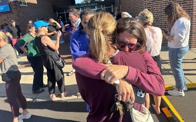 Des parents attendant des nouvelles de leurs enfants après une fusillade de masse à l'église Annunciation, à Minneapolis, dans le Minnesota, le 27 août 2025. (Crédit : Richard Tsong-Taatarii/Star Tribune via AP)