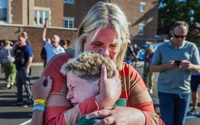 Une mère serrant son fils dans ses bras pendant une fusillade, à l'église Annunciation Church de Minneapolis, dans le Minnesota, le 27 août 2025. (Crédit : Richard Tsong-Taatarii/Star Tribune via AP) Une mère serrant son fils dans ses bras pendant une fusillade, à l'église Annunciation Church de Minneapolis, dans le Minnesota, le 27 août 2025. (Crédit : Richard Tsong-Taatarii/Star Tribune via AP)