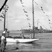 Un navire-école israélien et une corvette, dans le port de Haïfa, après le départ des dernières troupes britanniques le 30 juin, photographiés le 7 juillet 1948. (Crédit : GM/AP)