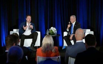 Sur cette photo, le Premier ministre Benjamin Netanyahu (à droite) s'entretient avec Elon Musk lors d'une discussion en direct sur X depuis les locaux de l'usine Tesla de Fremont, en Californie, le 18 septembre 2023. (Avi Ohayon/ GPO)