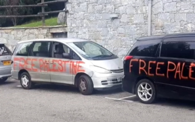 Des voitures appartenant à des touristes juifs vandalisées dans la station de Châtel en Haute-Savoie. (Capture d'écran : X)