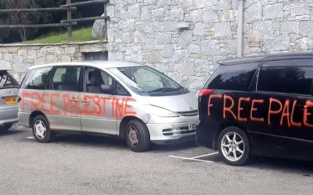 Des voitures appartenant à des touristes juifs vandalisées dans la station de Châtel en Haute-Savoie. (Capture d'écran : X) Des voitures appartenant à des touristes juifs vandalisées dans la station de Châtel en Haute-Savoie. (Capture d'écran : X)
