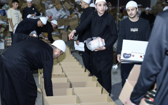 Israël a envoyé des denrées alimentaires, du matériel médical et des trousses de premiers secours aux Druzes des "zones directement touchées par les violentes attaques" de la province de Soueïda. (Crédit : Capture d'écran X) Israël a envoyé des denrées alimentaires, du matériel médical et des trousses de premiers secours aux Druzes des "zones directement touchées par les violentes attaques" de la province de Soueïda. (Crédit : Capture d'écran X)