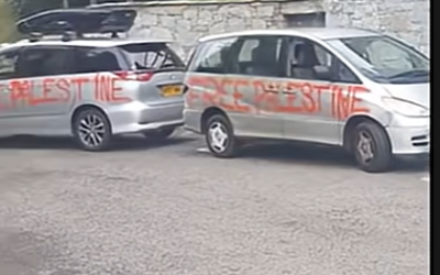 Des voitures appartenant à des touristes juifs vandalisées dans la station de Châtel en Haute-Savoie. (Capture d'écran : X)