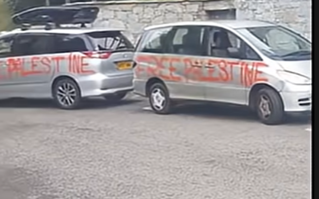Des voitures appartenant à des touristes juifs vandalisées dans la station de Châtel en Haute-Savoie. (Capture d'écran : X)