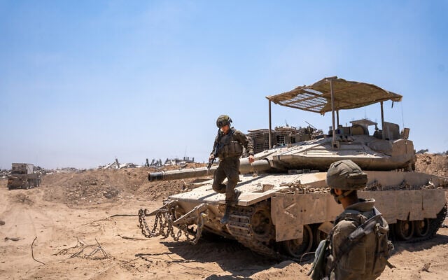 Illustration : Un soldat de l’armée israélienne descendant d'un char, non loin des quartiers de Daraj et Tuffah, à Gaza City, le 23 juillet 2025. (Crédit : Emanuel Fabian/Times of Israel)