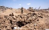 Des soldats de Tsahal de la brigade Givati se tiennent à l'aplomb d'une entrée de tunnel à Beit Hanoun, dans le nord de Gaza, le 30 juillet 2025. (Emanuel Fabian/Times of Israel)