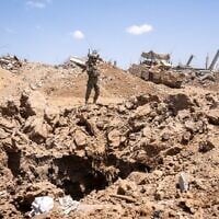 Des soldats de Tsahal de la brigade Givati se tiennent à l'aplomb d'une entrée de tunnel à Beit Hanoun, dans le nord de Gaza, le 30 juillet 2025. (Emanuel Fabian/Times of Israel)