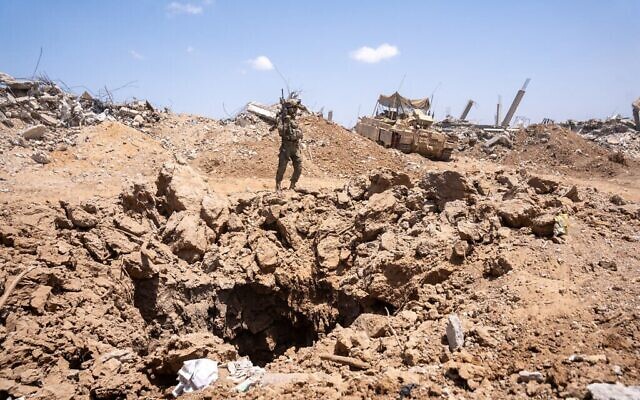 Des soldats de Tsahal de la brigade Givati se tiennent à l'aplomb d'une entrée de tunnel à Beit Hanoun, dans le nord de Gaza, le 30 juillet 2025. (Emanuel Fabian/Times of Israel)