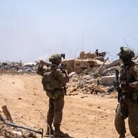Des soldats de l’armée israélienne de la brigade Givati, à Beit Hanoun, dans le nord de Gaza, le 30 juillet 2025. (Crédit : Emanuel Fabian/Times of Israel)