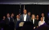 Le maire de New York, Eric Adams, s’exprime lors d’une soirée consacrée au patrimoine juif dans sa résidence officielle à New York, le 8 juillet 2025. (Crédit : Luke Tress/Times of Israel)