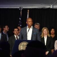 Le maire de New York, Eric Adams, s’exprime lors d’une soirée consacrée au patrimoine juif dans sa résidence officielle à New York, le 8 juillet 2025. (Crédit : Luke Tress/Times of Israel)