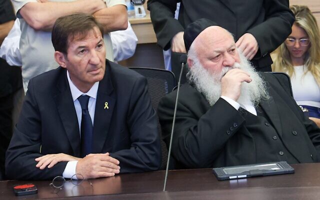 Le député Likud MK Boaz Bismuth (à gauche) et le président du parti Yahadout HaTorah Yitzhak Goldknopf (à droite) assistant à une réunion de la commission de la Knesset, le 4 août 2025. (Crédit : Dani Shem-Tov/Bureau du porte-parole de la Knesset)