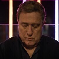 Yehoram Gaon, le sujet principal d'un documentaire qui porte son nom, sera présenté au festival « Docu.Text » à la Bibliothèque nationale de Jérusalem, du 17 au 22 août 2025. (Crédit : Docu.Text)