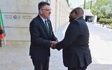 Le ministre des Affaires étrangères Gideon Saar rencontre le ministre zambien des Affaires étrangères, Mulambo Haimbe, au ministère des Affaires étrangères à Jérusalem, le 6 juin 2025. (Crédit : GPO/Oren Hakun)
