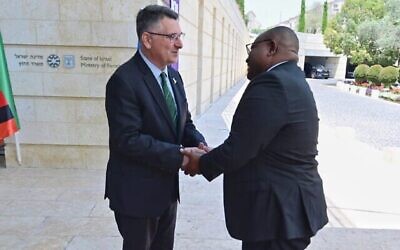 Le ministre des Affaires étrangères Gideon Saar rencontre le ministre zambien des Affaires étrangères, Mulambo Haimbe, au ministère des Affaires étrangères à Jérusalem, le 6 juin 2025. (Crédit : GPO/Oren Hakun)