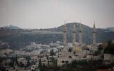 Illustration : La célèbre mosquée al-Uzaïr, à Abu Ghosh, près de Jérusalem, le 11 novembre 2018. (Crédit : Hadas Parush/Flash90)