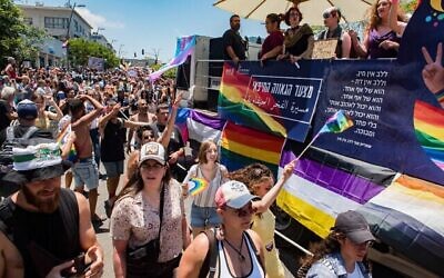Des gens défilent lors de la Gay Pride de Haïfa, le 18 juin 2021. (Crédit : Roni Ofer/Flash90)