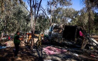 Une ambulance calcinée sur le site abandonné du festival de musique Supernova, près du kibboutz Reim, où des terroristes du Hamas ont assassiné et enlevé de nombreux festivaliers, le 12 octobre 2023. (Chaim Goldberg/ Flash90)