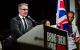 L'ambassadeur britannique en Israël, Simon Walters, s'exprime lors d'un rassemblement appelant à la libération des Israéliens retenus en otages par les terroristes du Hamas à Gaza, sur la place des Otages à Tel Aviv, le 18 mai 2024. (Crédit : Avshalom Sassoni/Flash90)