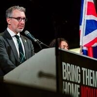 L'ambassadeur britannique en Israël, Simon Walters, s'exprime lors d'un rassemblement appelant à la libération des Israéliens retenus en otages par les terroristes du Hamas à Gaza, sur la place des Otages à Tel Aviv, le 18 mai 2024. (Crédit : Avshalom Sassoni/Flash90)