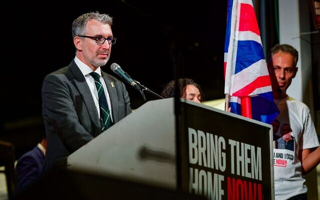 L'ambassadeur britannique en Israël, Simon Walters, s'exprime lors d'un rassemblement appelant à la libération des Israéliens retenus en otages par les terroristes du Hamas à Gaza, sur la place des Otages à Tel Aviv, le 18 mai 2024. (Crédit : Avshalom Sassoni/Flash90)