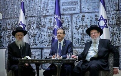 Le président israélien Isaac Herzog avec les nouveaux grands rabbins, le grand rabbin ashkénaze Kalman Ber et le grand rabbin séfarade David Yosef, lors de leur cérémonie de prestation de serment à la résidence du président à Jérusalem, le 4 novembre 2024. (Crédit : Chaim Goldberg/Flash90)