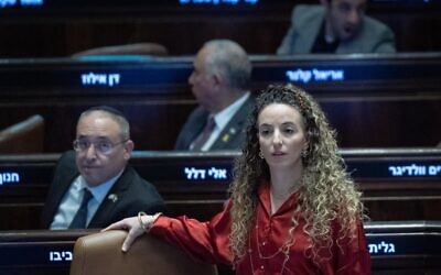 La ministre de l'Environnement, Idit Silman, assistant à une séance plénière à la Knesset, à Jérusalem, le 10 février 2025. (Crédit : Yonatan Sindel/Flash90)