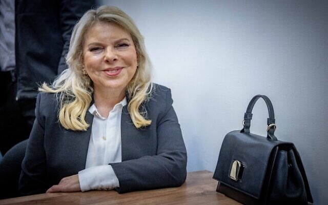 Sara Netanyahu, au tribunal de Jérusalem pour demander une ordonnance restrictive contre la militante Nava Rozolyo, le 25 mars 2025. (Crédit : Chaïm Goldberg/Flash90) Sara Netanyahu, au tribunal de Jérusalem pour demander une ordonnance restrictive contre la militante Nava Rozolyo, le 25 mars 2025. (Crédit : Chaïm Goldberg/Flash90)