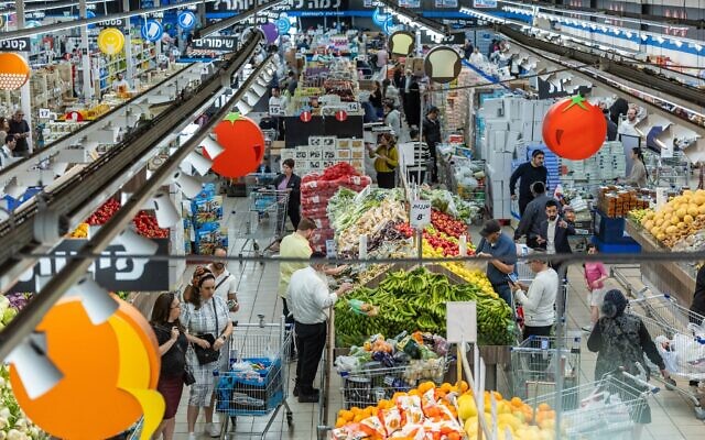 Photo d'illustration : Des gens font leurs courses au supermarché Osher Ad à Jérusalem, le 3 avril 2025. (Crédit : Yonatan Sindel/Flash90)
