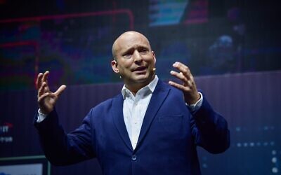 L'ancien Premier ministre Naftali Bennett s'exprimant lors d'une conférence sur les technologies, à Ness Ziona, le 5 mai 2025. (Crédit : Avshalom Sassoni/Flash90)