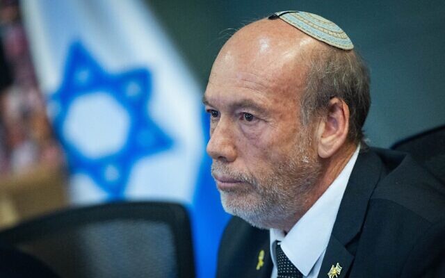 Le contrôleur de l'État Matanyahu Englman assistant à une réunion à la Knesset, à Jérusalem, le 12 mai 2025. (Crédit : Yonatan Sindel/Flash90)