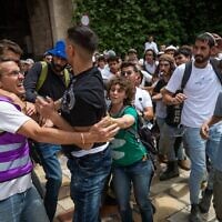 Militants de droite et de gauche manifestent et s'affrontent au niveau de la porte de Damas, dans la Vieille Ville de Jérusalem, avant la marche du drapeau de la Journée de Jérusalem, le 26 mai 2025. (Chaim Goldberg/Flash90)