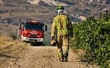 Les pompiers tentent d'éteindre un important incendie près de Modiin, le 31 mai 2025. (Crédit : Oren Cohen/Flash90)
