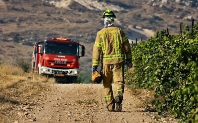 Les pompiers tentent d'éteindre un important incendie près de Modiin, le 31 mai 2025. (Crédit : Oren Cohen/Flash90)