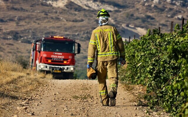 Les pompiers tentent d'éteindre un important incendie près de Modiin, le 31 mai 2025. (Crédit : Oren Cohen/Flash90) Les pompiers tentent d'éteindre un important incendie près de Modiin, le 31 mai 2025. (Crédit : Oren Cohen/Flash90)
