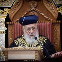 Le chef spirituel du parti Shas, le rabbin Yitzhak Yosef, lors d'un enseignement hebdomadaire, à la synagogue Yazdim, à Jérusalem, le 7 juin 2025. (Crédit : Chaïm Goldberg/FLASH90)